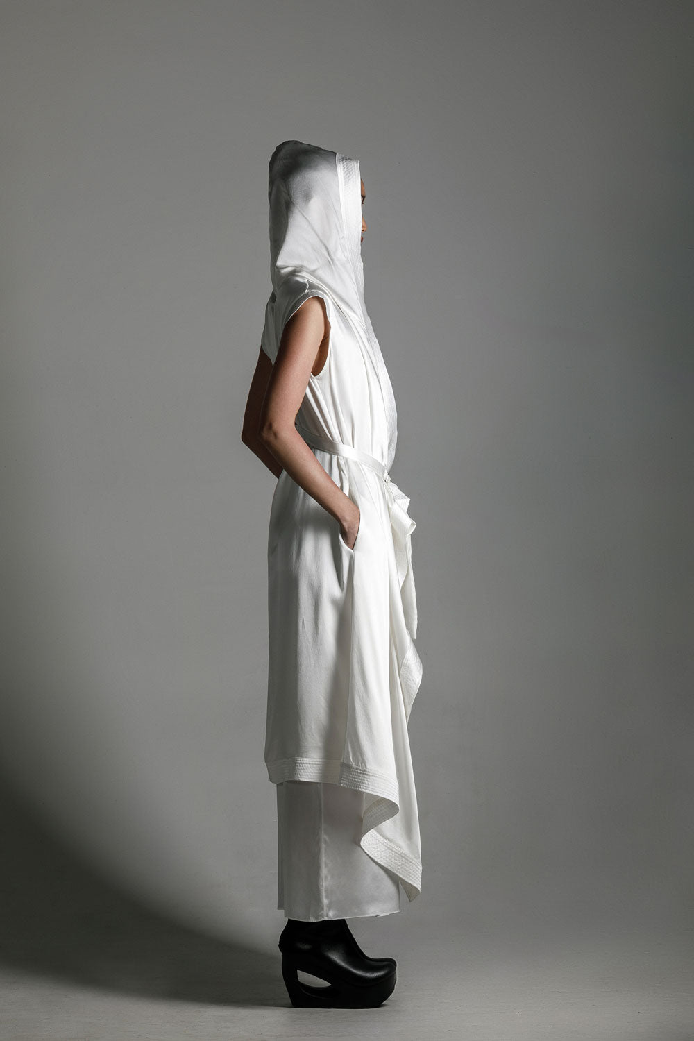 Tamoe Silk Top Stitched Hooded Robe in White