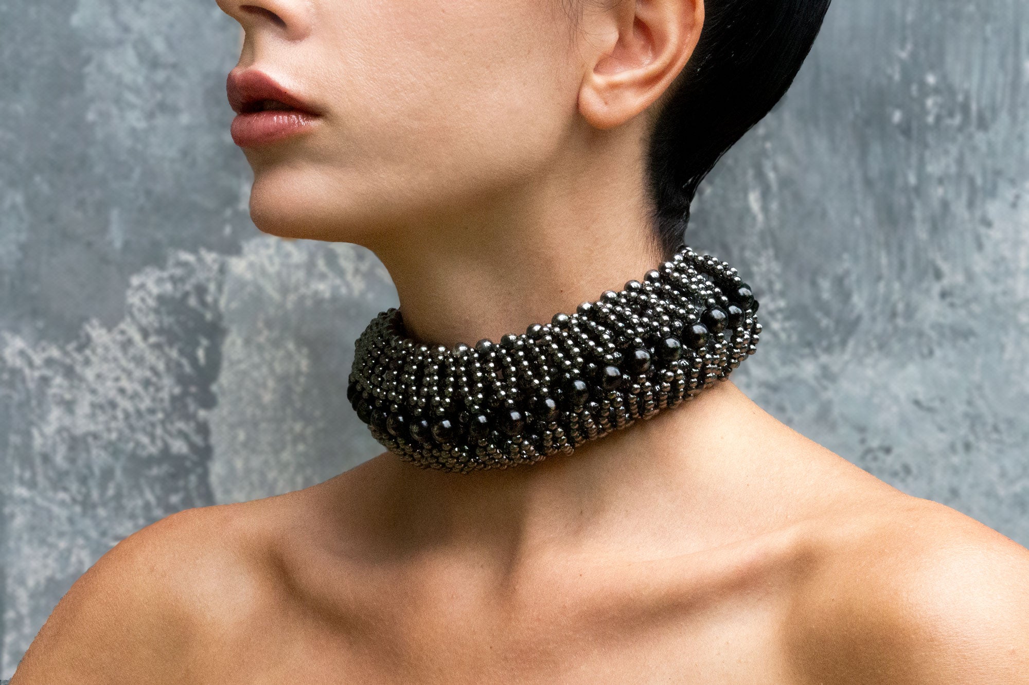 HELIOS Large Optical 4D Choker in Jet Black